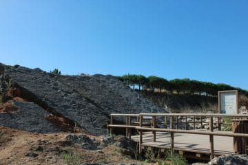empreintes de dinosaures à Sesimbra au Portugal
