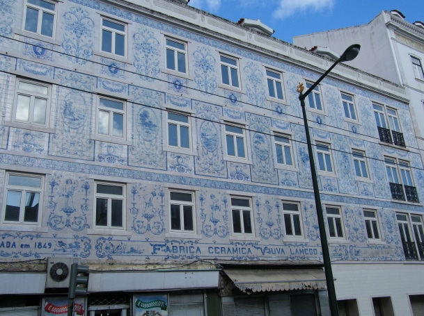 immeuble recouvert d'azulejos
