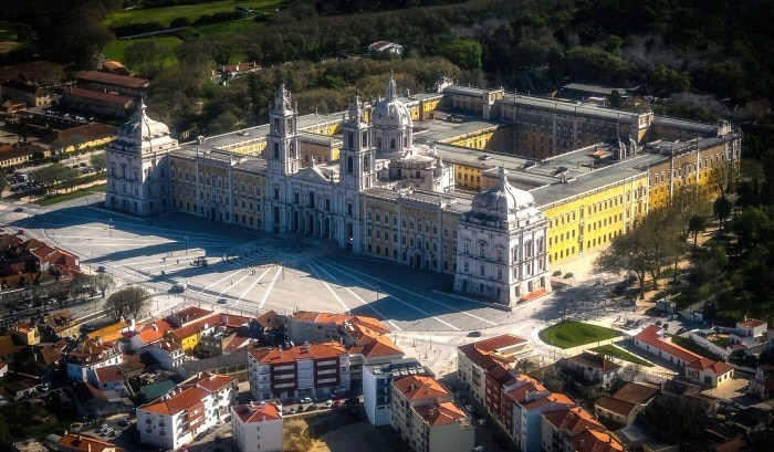 vue aérienne du palais national de mafra