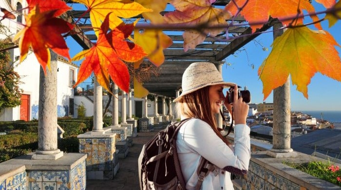 Balade d'automne à Lisbonne : photo depuis le belvédère de Santa Luzia, entre azulejos et feuilles rousses